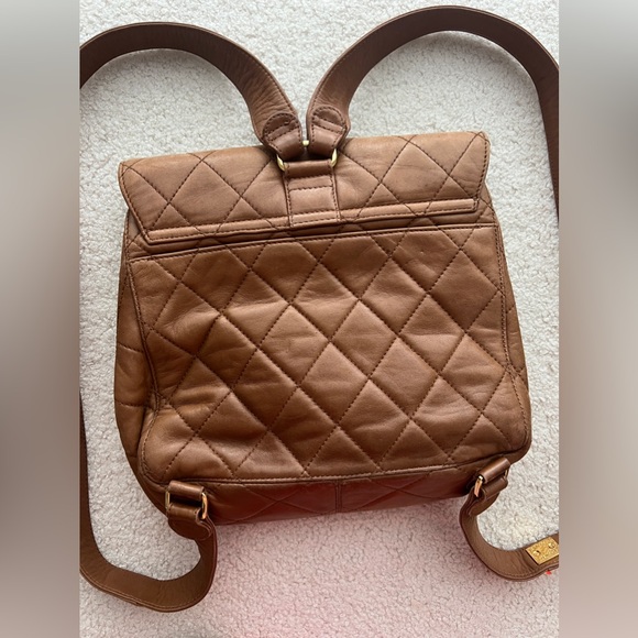 RARE! Chanel Vintage Lambskin Caramel Backpack in Very Good Condtion - Picture 4 of 11